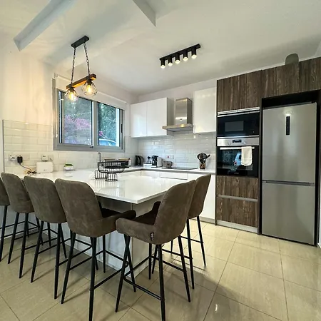 Modern 2br With Pool, Veranda & Garden In Apartment